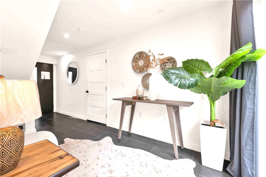 113 1/2 N Manhattan Place Property Photo 4