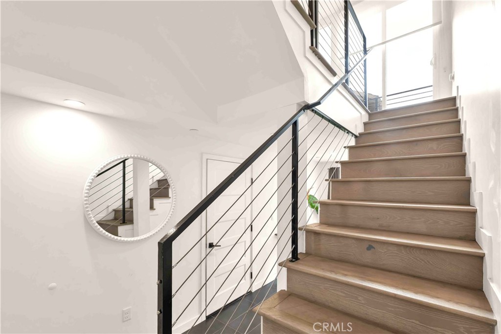 113 1/2 N Manhattan Place Property Photo 7