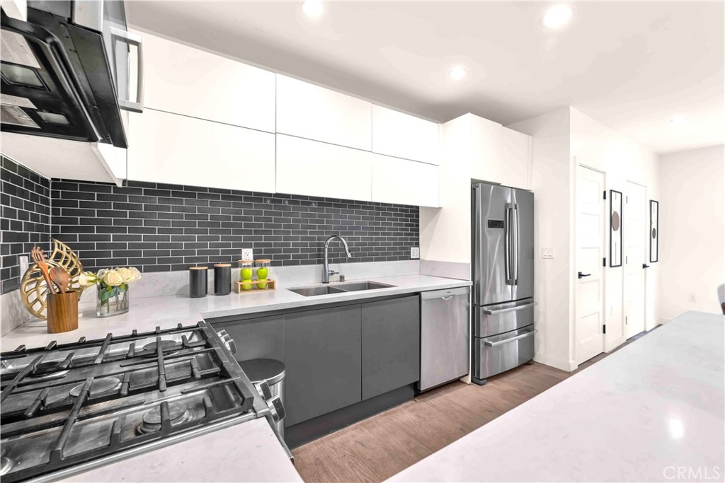 113 1/2 N Manhattan Place Property Photo 11