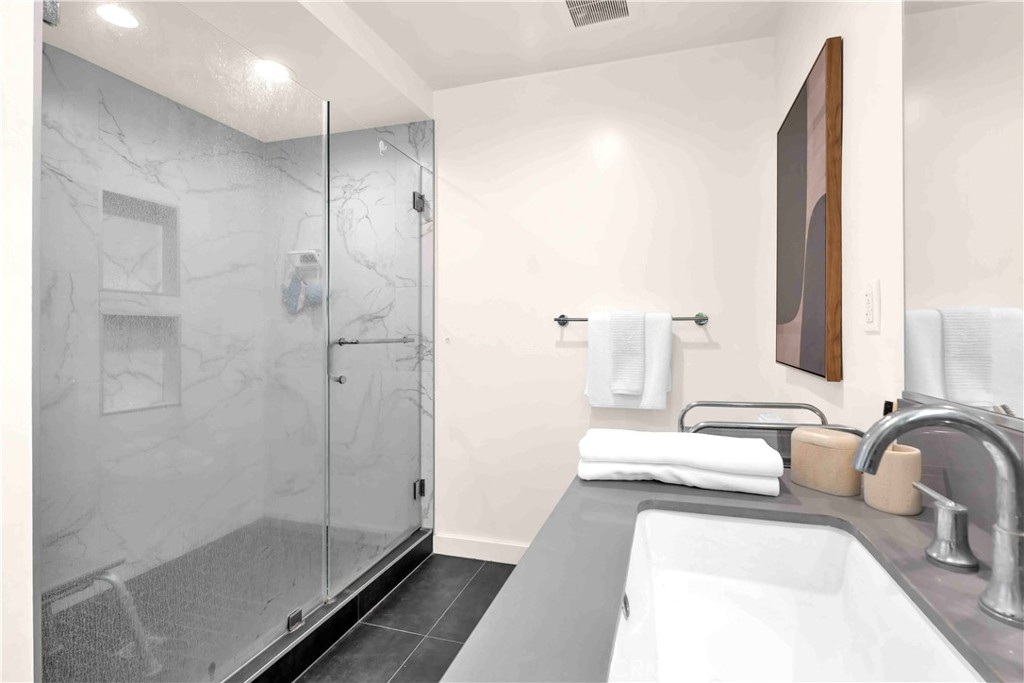 113 1/2 N Manhattan Place Property Photo 34