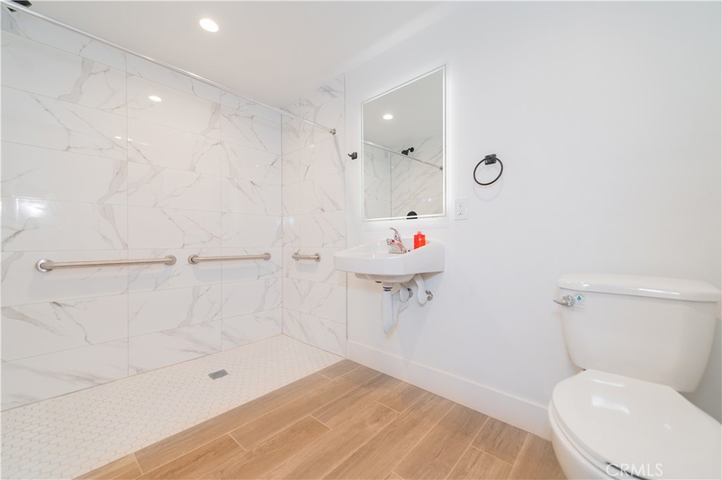 5654 La Mirada Avenue Property Photo 6