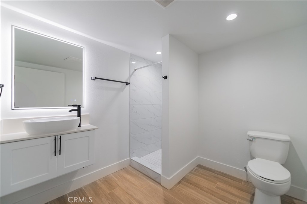 5654 La Mirada Avenue Property Photo 10