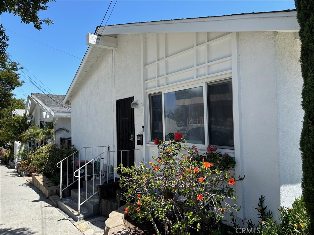 977 W 2nd Street Property Photo 2