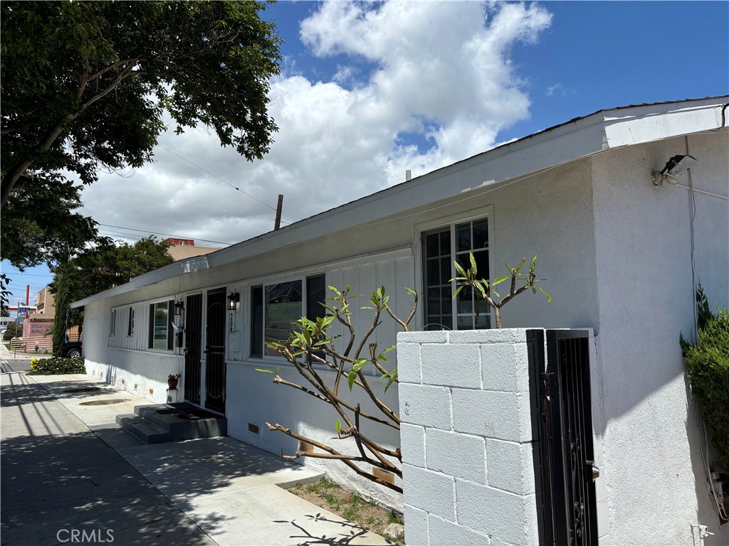 977 W 2nd Street Property Photo 3