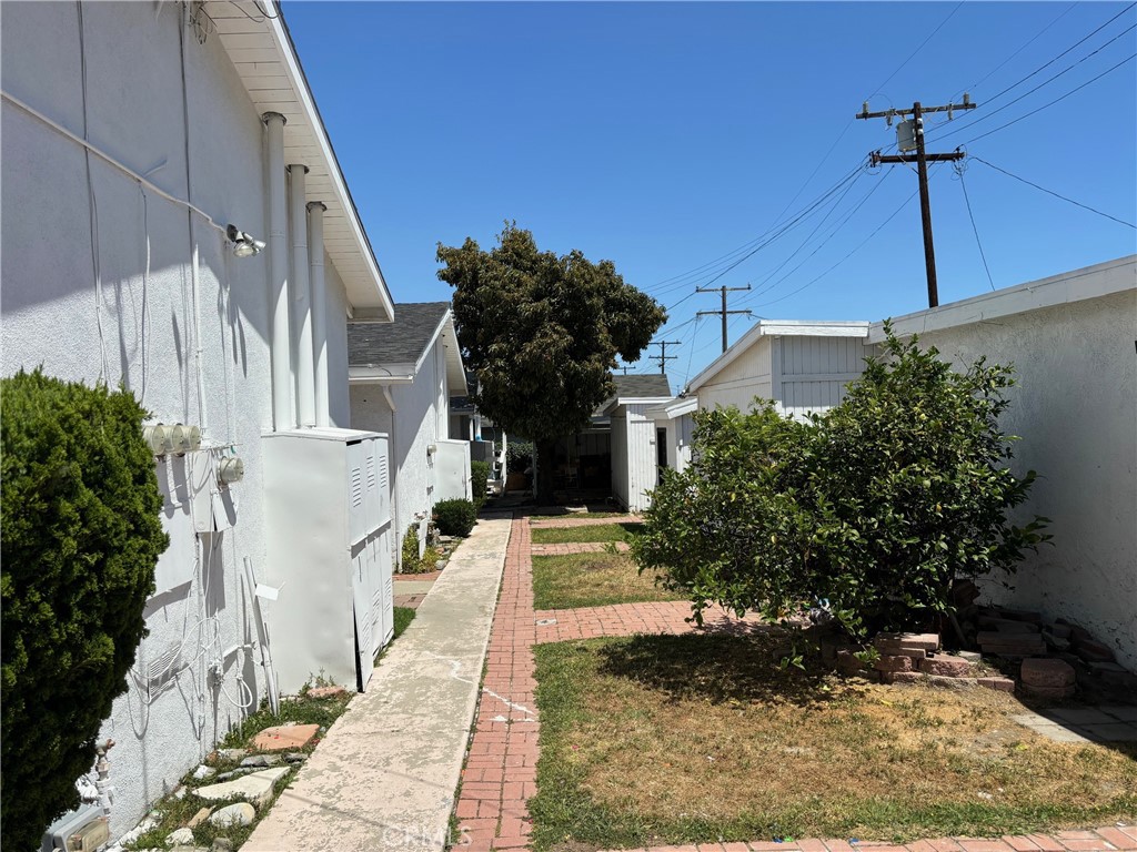 977 W 2nd Street Property Photo 4