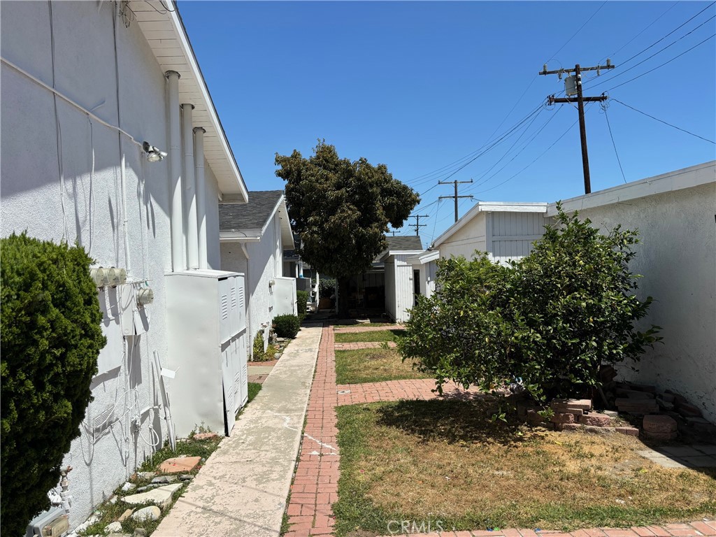 977 W 2nd Street Property Photo 4