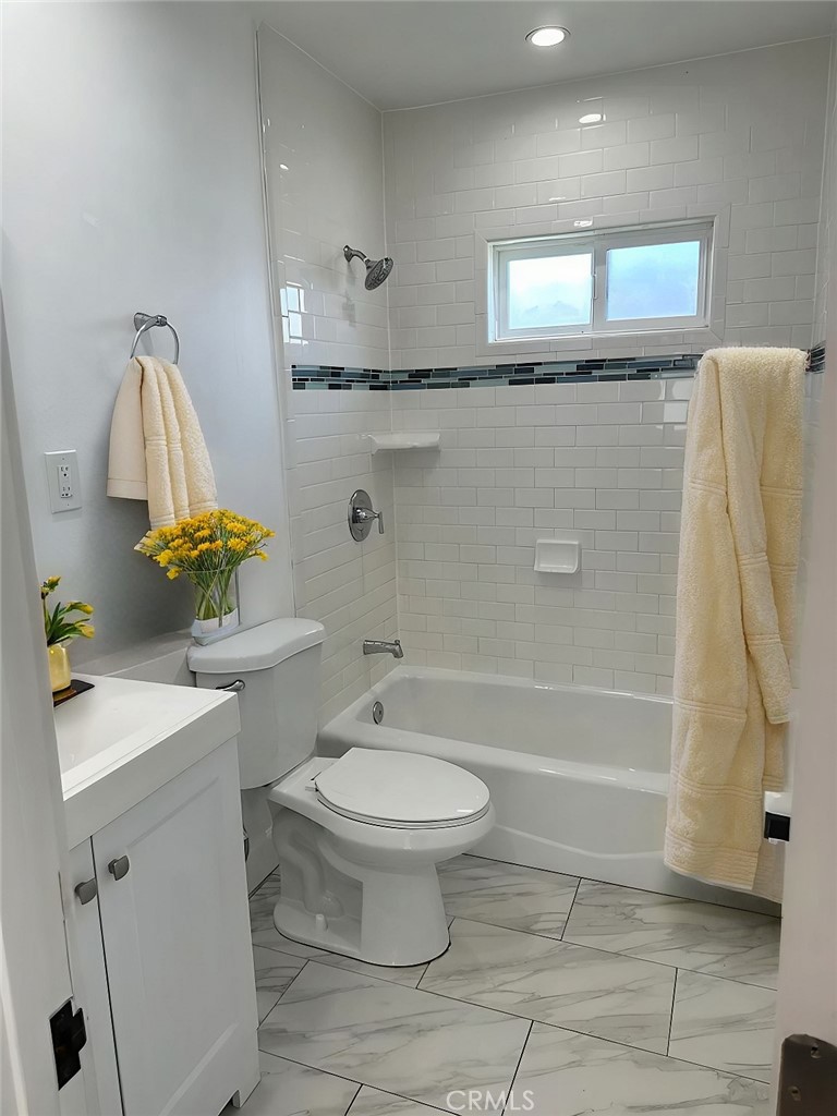 977 W 2nd Street Property Photo 8