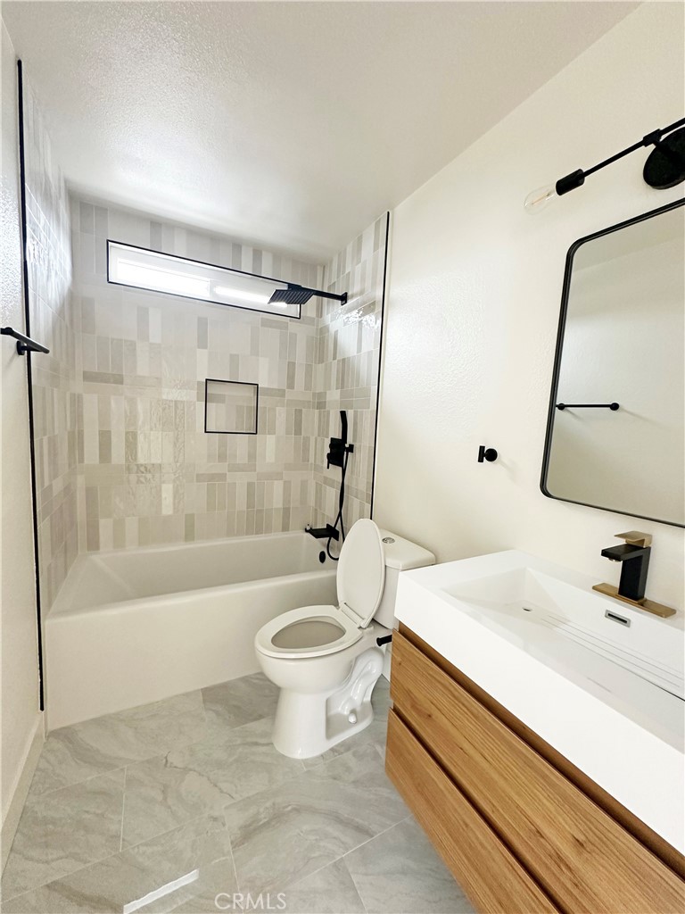 17412 Dairyview Circle D Property Photo 8