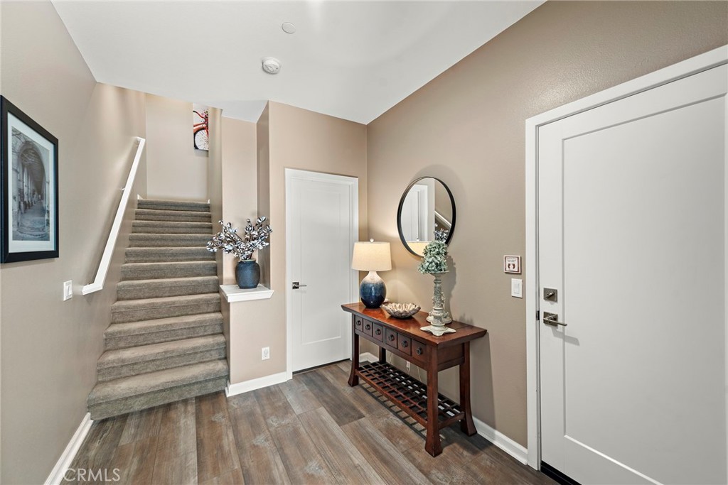 527 S Motif Street Property Photo 3