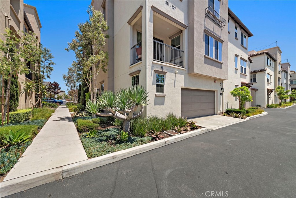 527 S Motif Street Property Photo 4
