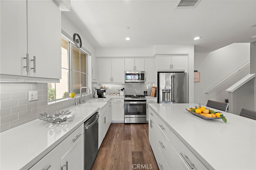 527 S Motif Street Property Photo 5