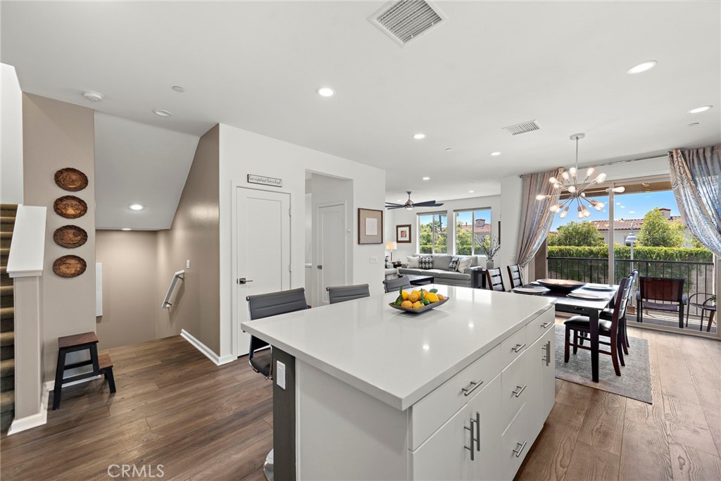 527 S Motif Street Property Photo 8