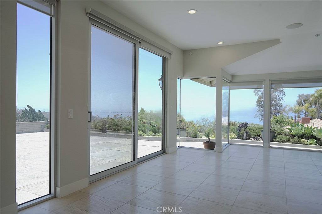 2615 Temple Hills Drive Property Photo 1