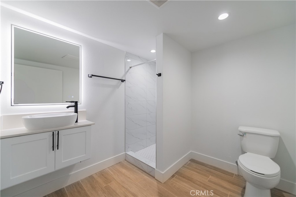 5621 La Mirada Avenue Property Photo 5