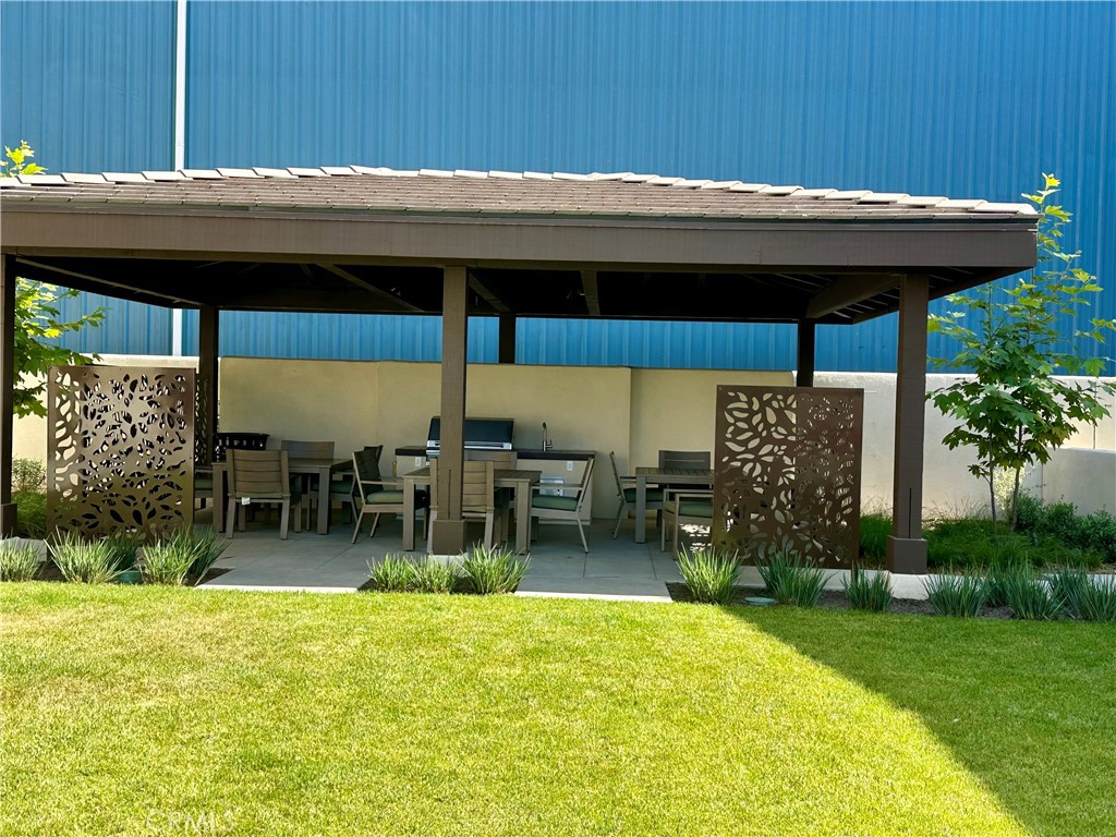 1702 W Sycamore Drive Property Photo 3
