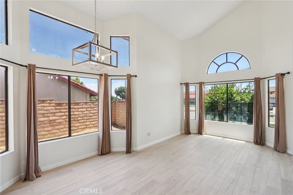 1122 W Galway Street Property Photo 10