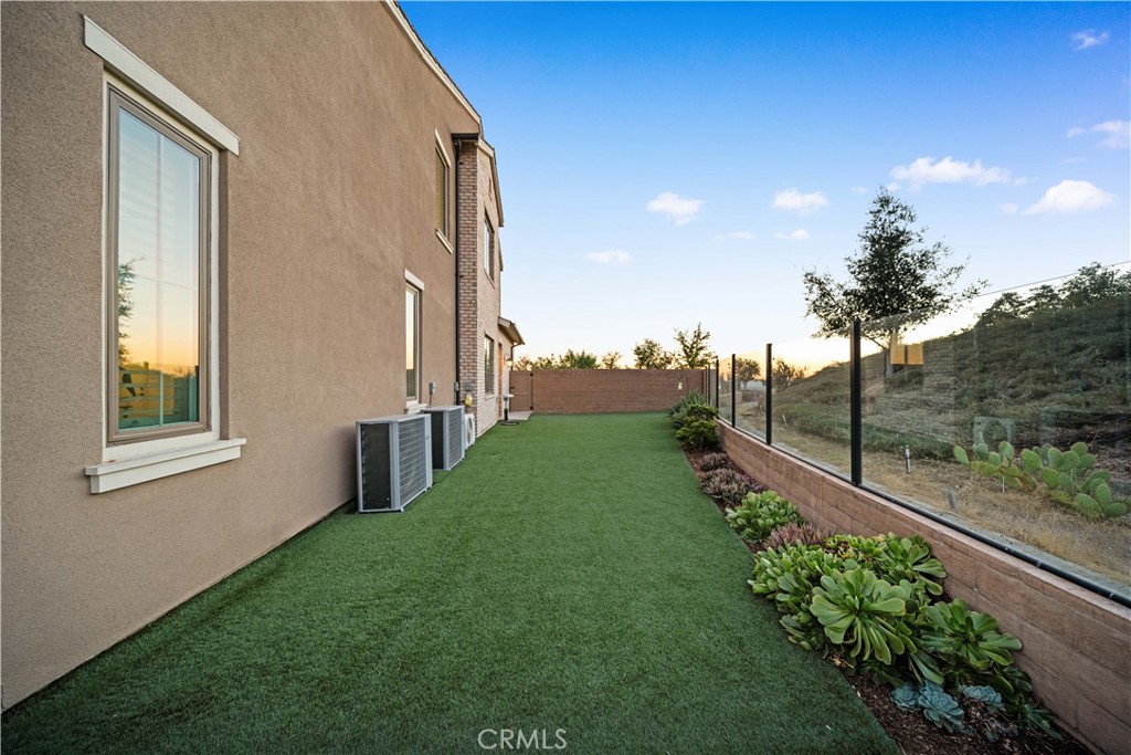 101 Lustro Property Photo 34
