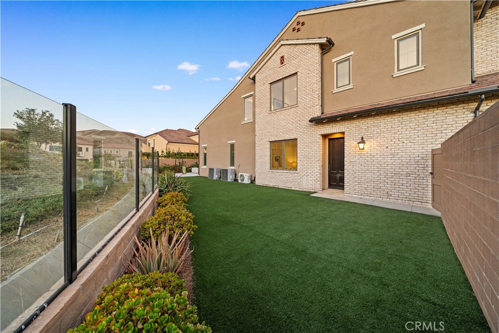 101 Lustro Property Photo 35