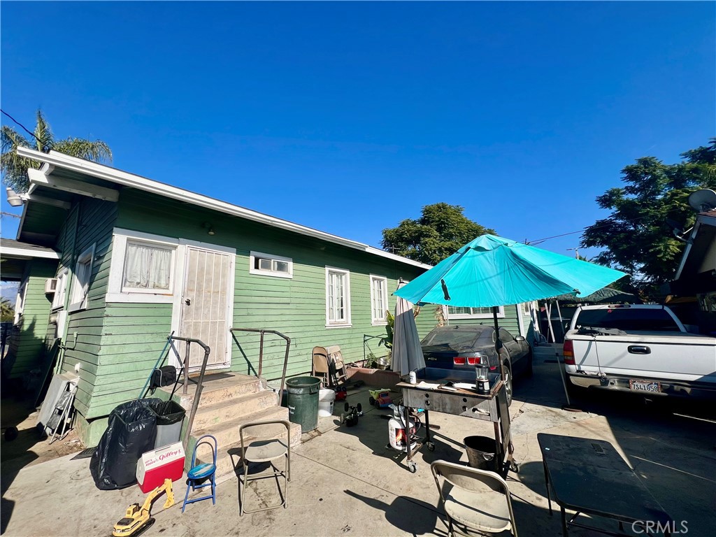 729 W Holt Boulevard Property Photo