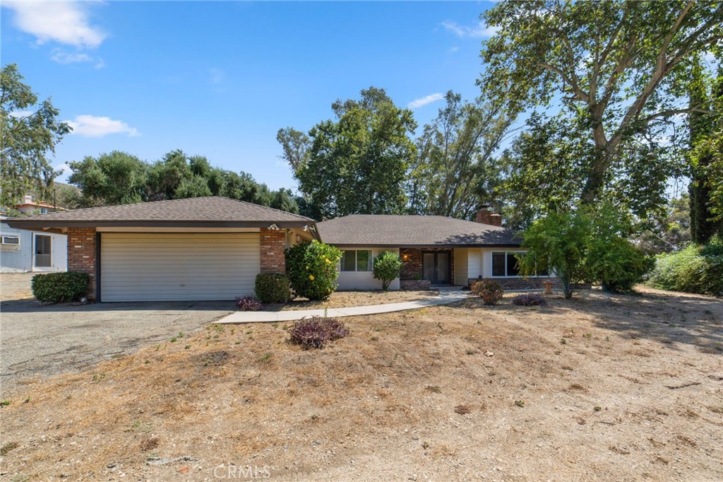 5495 N Mountain View Avenue Property Photo 2