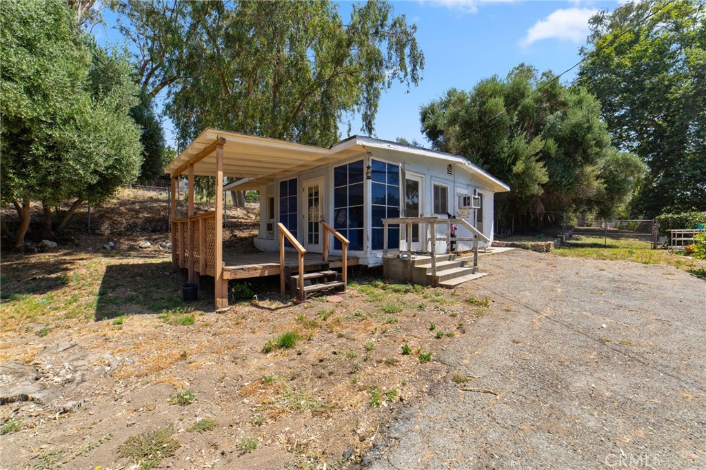 5495 N Mountain View Avenue Property Photo 3