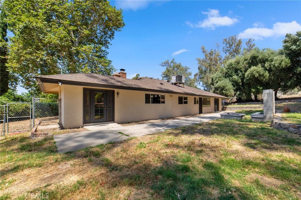 5495 N Mountain View Avenue Property Photo 4