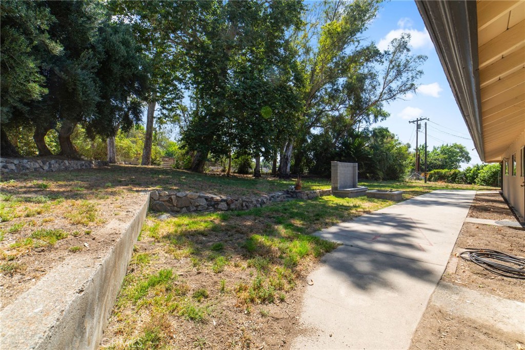 5495 N Mountain View Avenue Property Photo 5