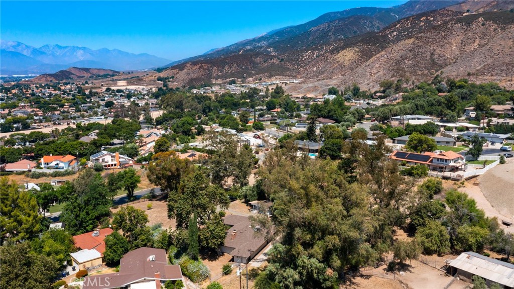 5495 N Mountain View Avenue Property Photo 8