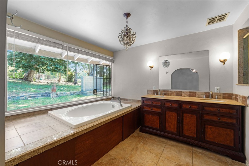 5495 N Mountain View Avenue Property Photo 24