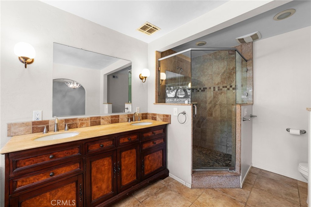 5495 N Mountain View Avenue Property Photo 25