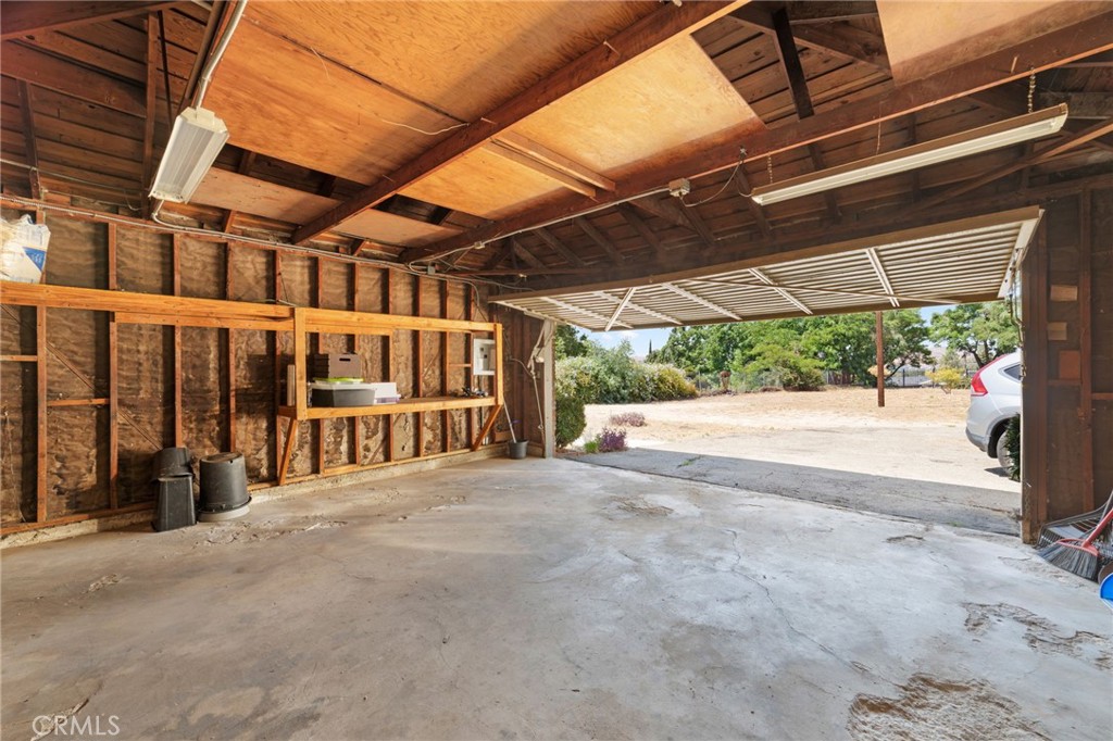 5495 N Mountain View Avenue Property Photo 32