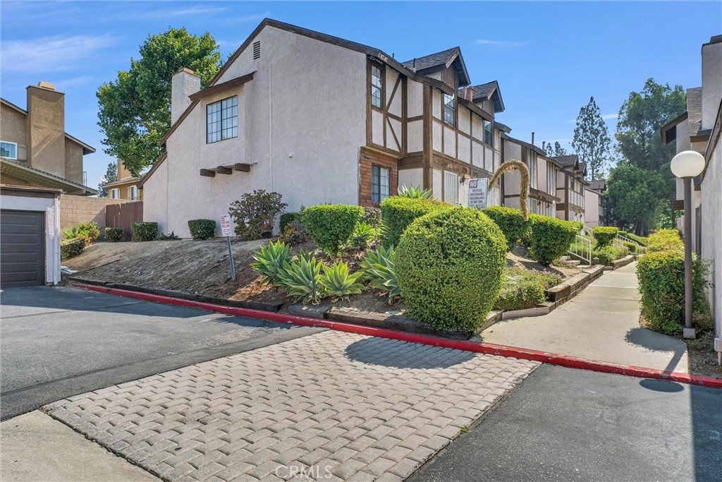 1020 S Mountain Avenue Property Photo 3