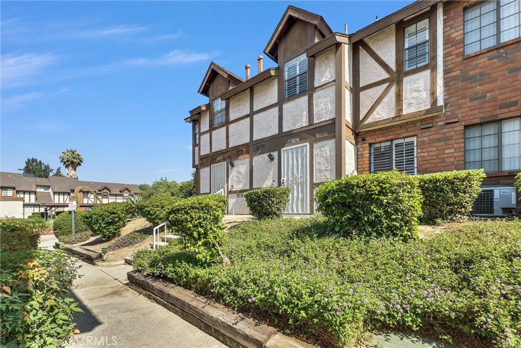 1020 S Mountain Avenue Property Photo 4