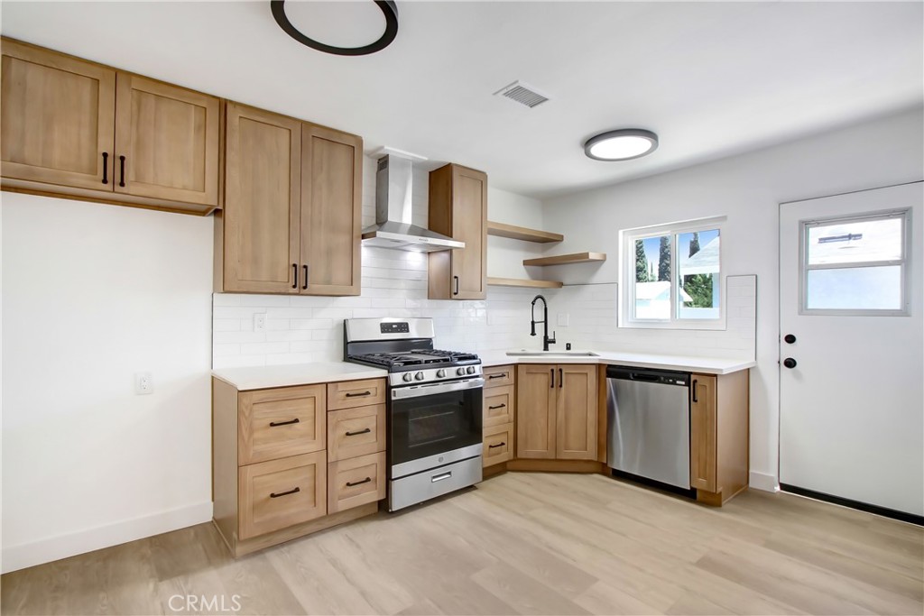 73 W Gilman Street Property Photo 1