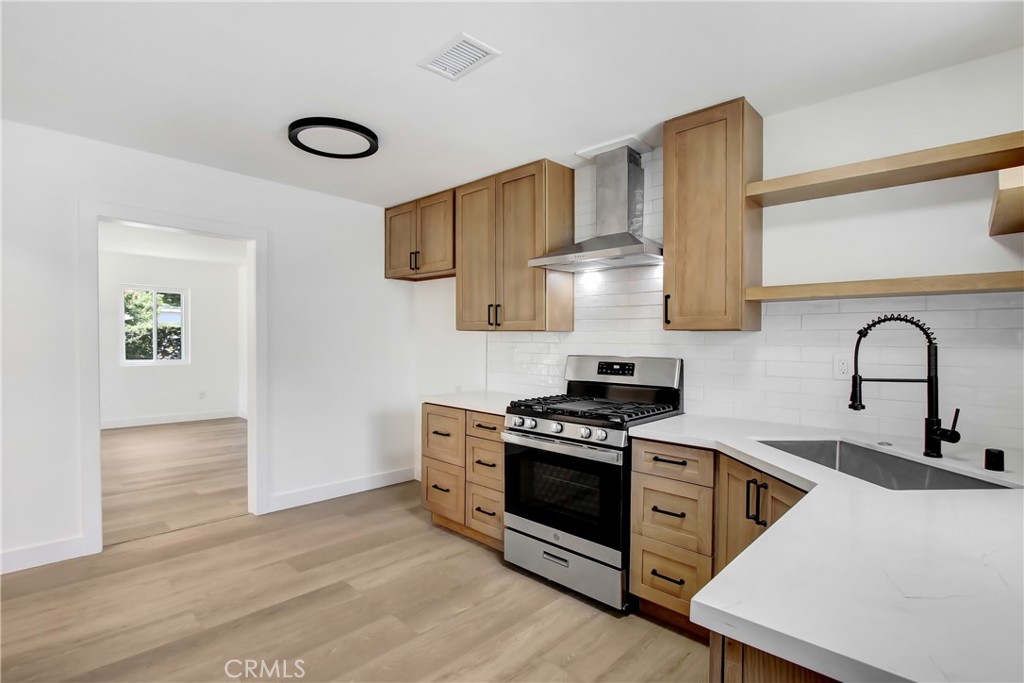 73 W Gilman Street Property Photo 1