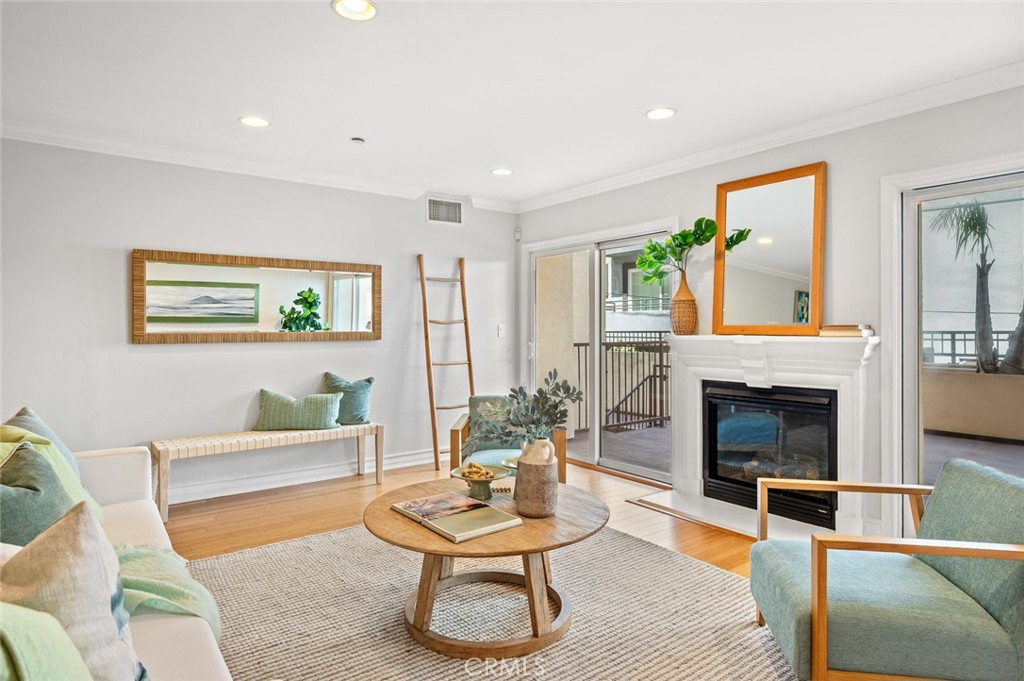 1828 Glendon Avenue 102 Property Photo 3