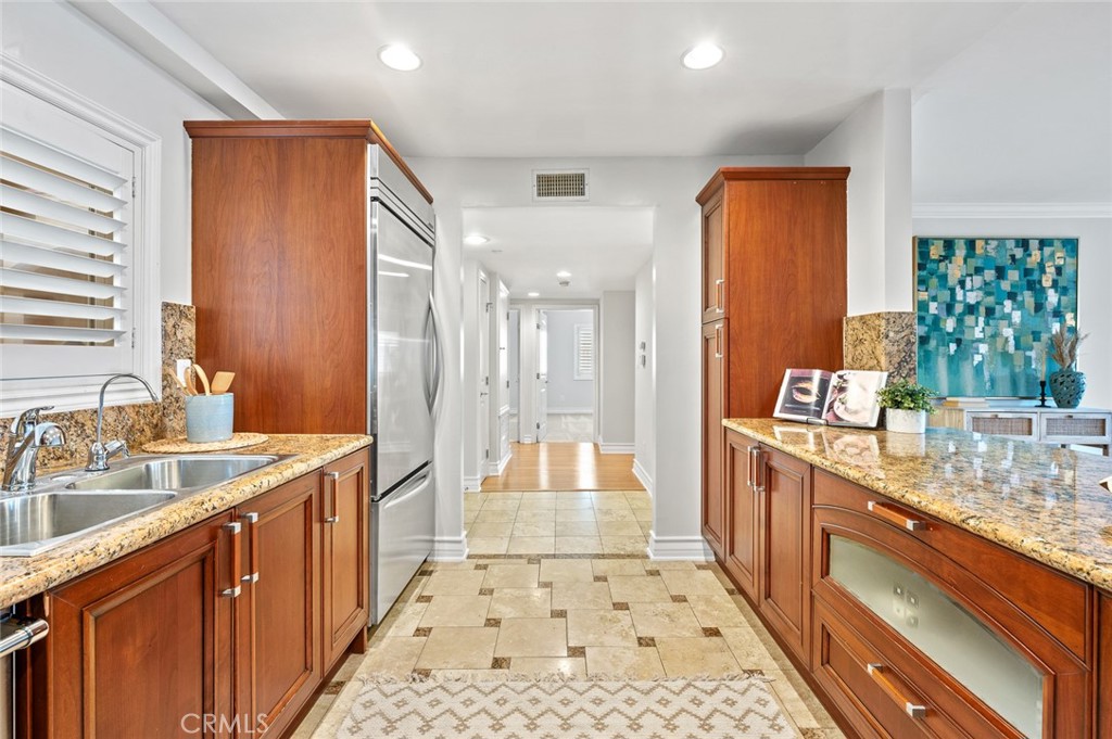 1828 Glendon Avenue 102 Property Photo 5