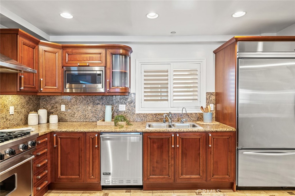 1828 Glendon Avenue 102 Property Photo 6