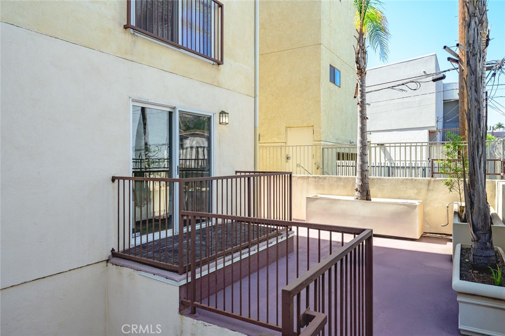 1828 Glendon Avenue 102 Property Photo 29