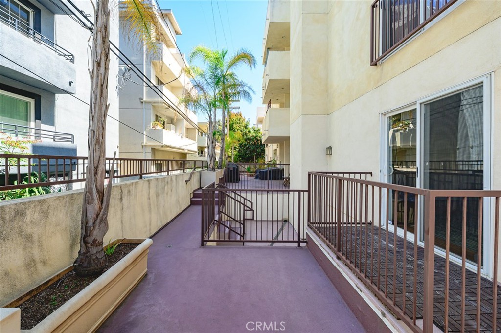 1828 Glendon Avenue 102 Property Photo 30