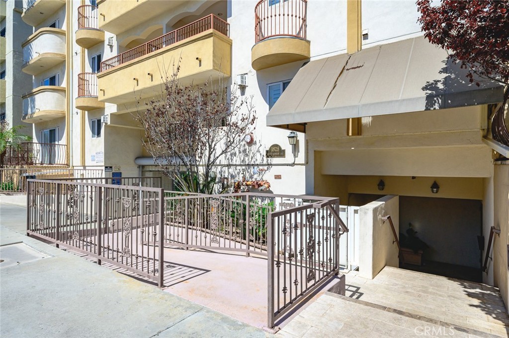 1828 Glendon Avenue 102 Property Photo 31