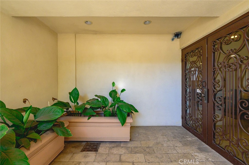 1828 Glendon Avenue 102 Property Photo 32