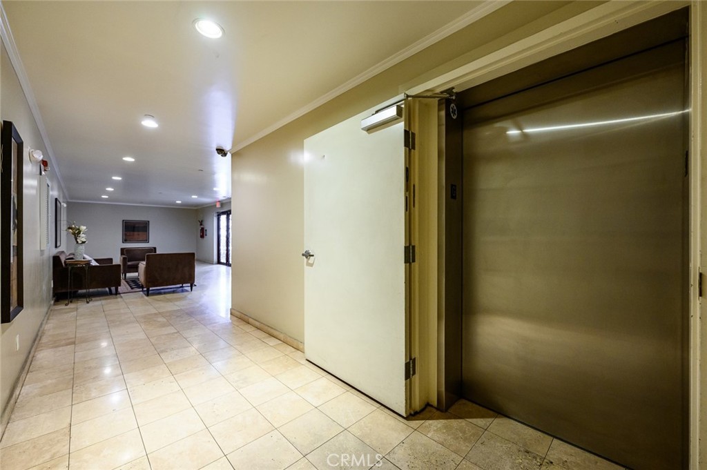 1828 Glendon Avenue 102 Property Photo 34