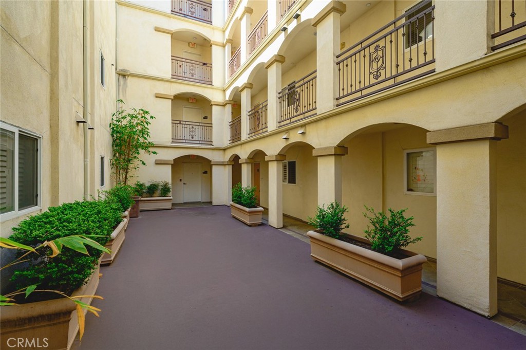 1828 Glendon Avenue 102 Property Photo 35