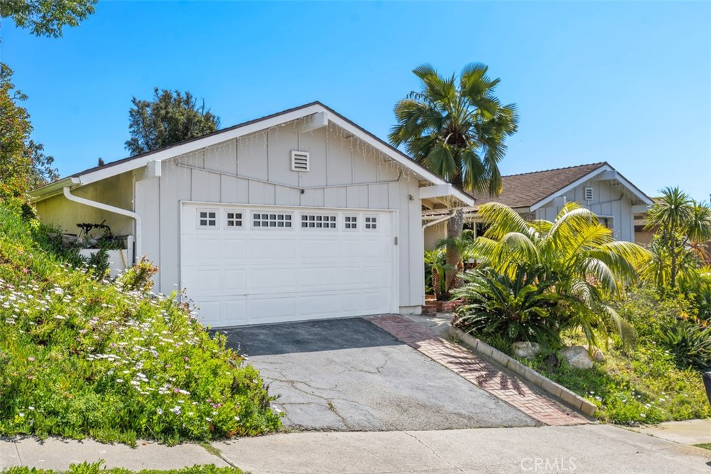 3068 Zell Drive Property Photo 2