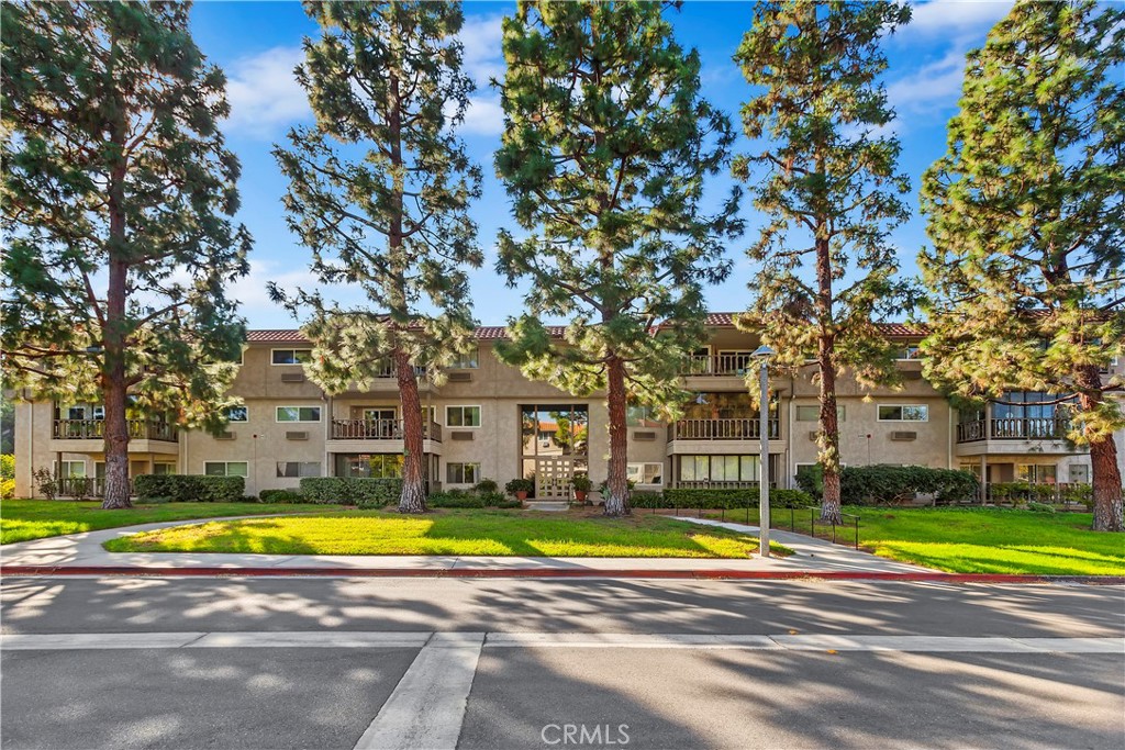 2402 Via Mariposa W 3b Property Photo 2