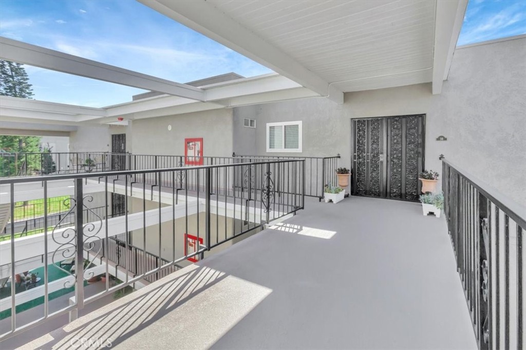 2402 Via Mariposa W 3b Property Photo 13