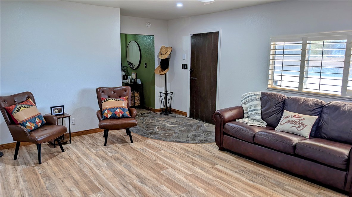 184 Clark Way Property Photo 5