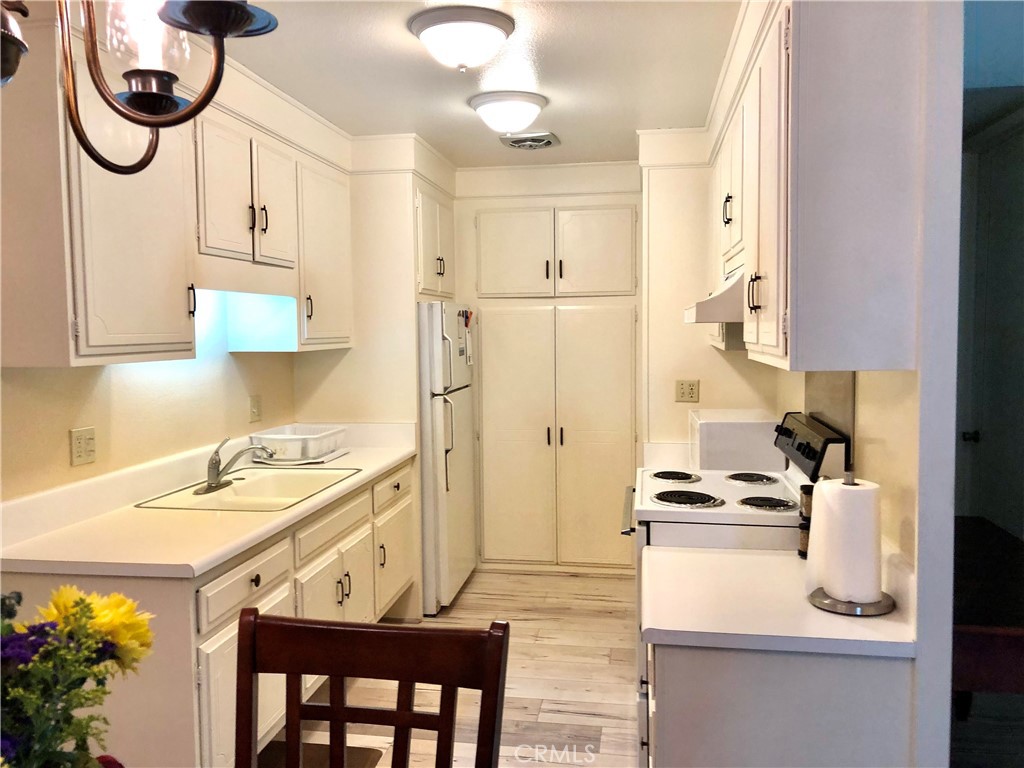 2210 Via Mariposa E D Property Photo 8