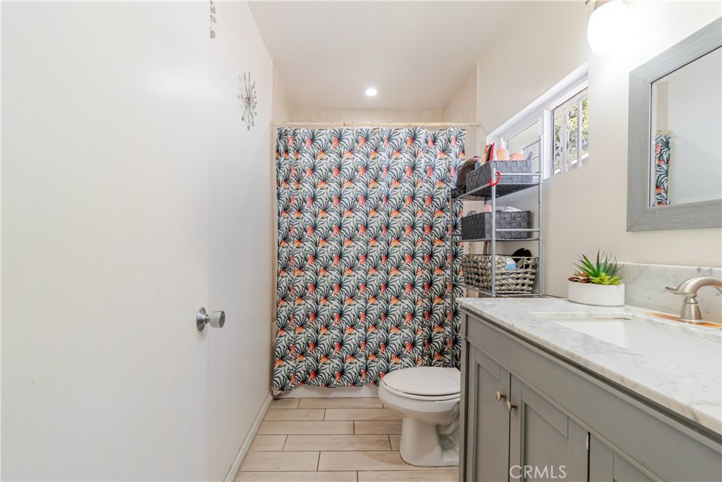 421 E 65th Property Photo 26